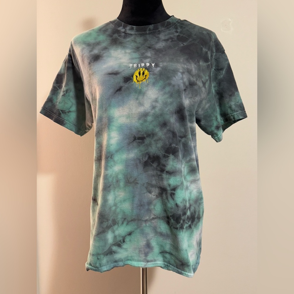 EUC M&O Gold Green and Black Trippy Smiley Face Tee size medium